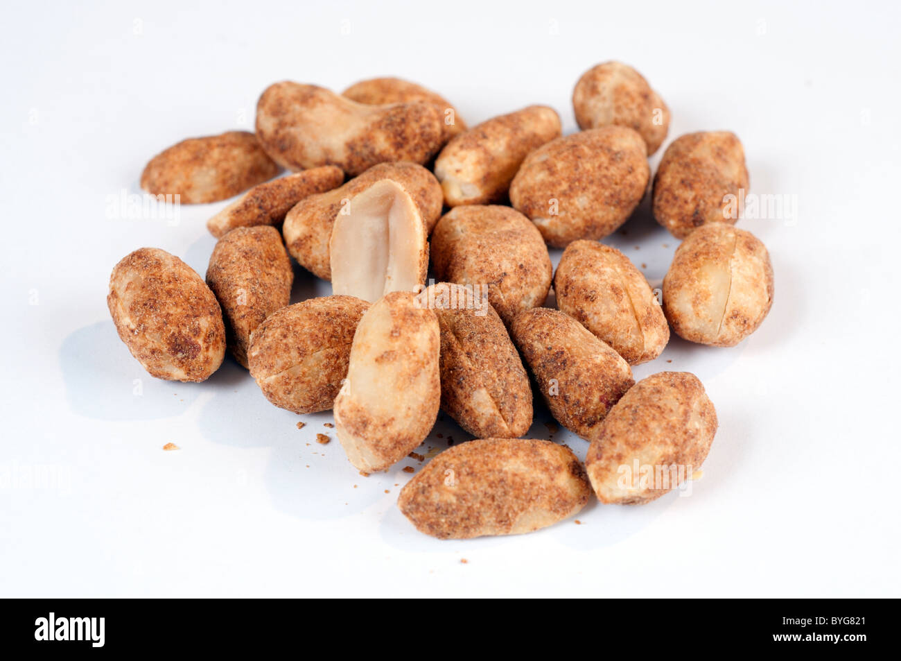 Dy geröstete Erdnüsse auf weißem Hintergrund Stockfoto