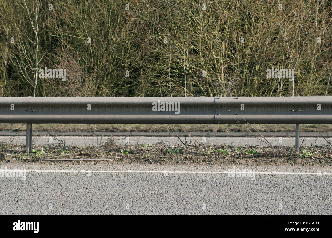Leitplanke auf Straße Stockfoto