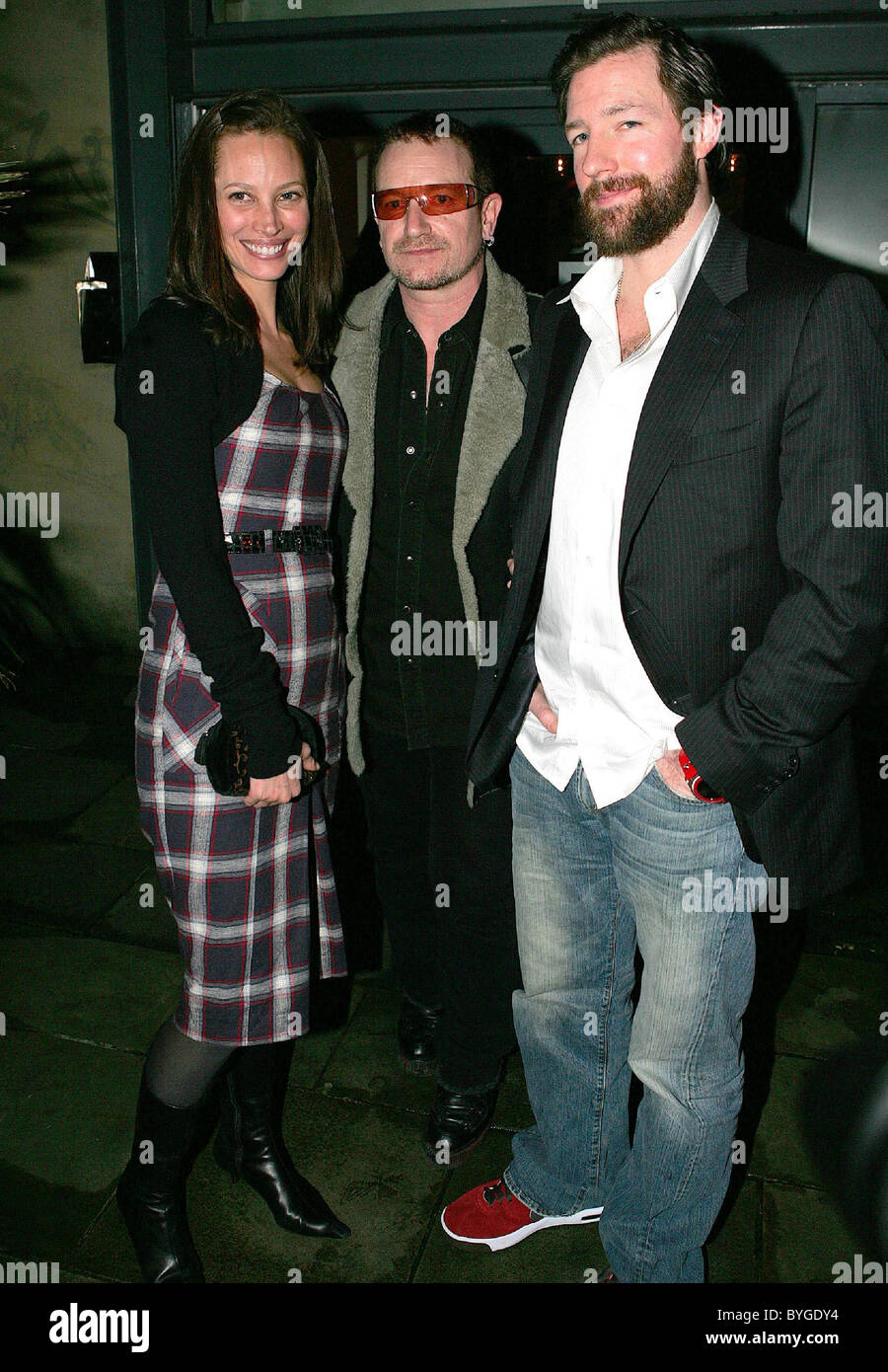 Christy Turlington, Bono und Ed Burns lassen das Eden Restaurant in Temple Bar nach dem Abendessen mit Edward Burns nach der Stockfoto