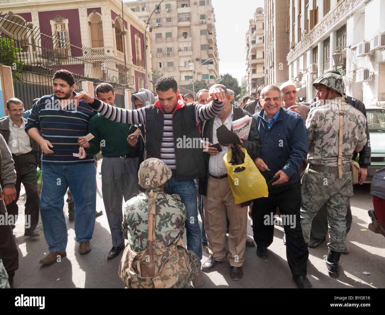Armee Abtasten Demonstranten auf dem Weg zum Tahrir-Platz, Kairo, Ägypten Stockfoto