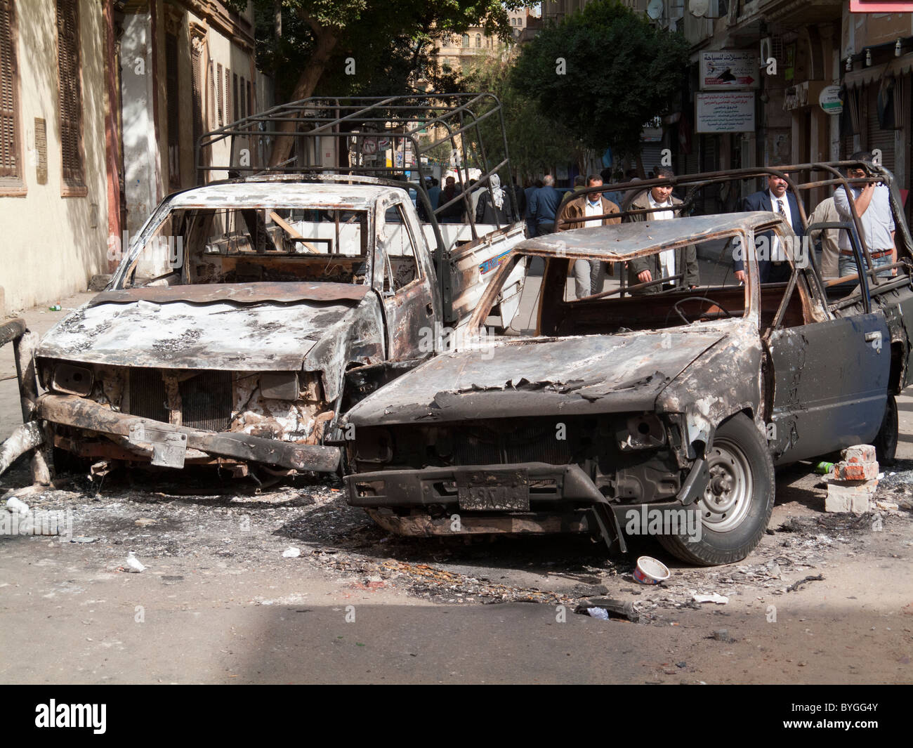 ausgebrannte Autos in der Nähe von dem Tahrir Platz, Kairo, Ägypten, folgenden Demonstrationen gegen die Regierung Stockfoto