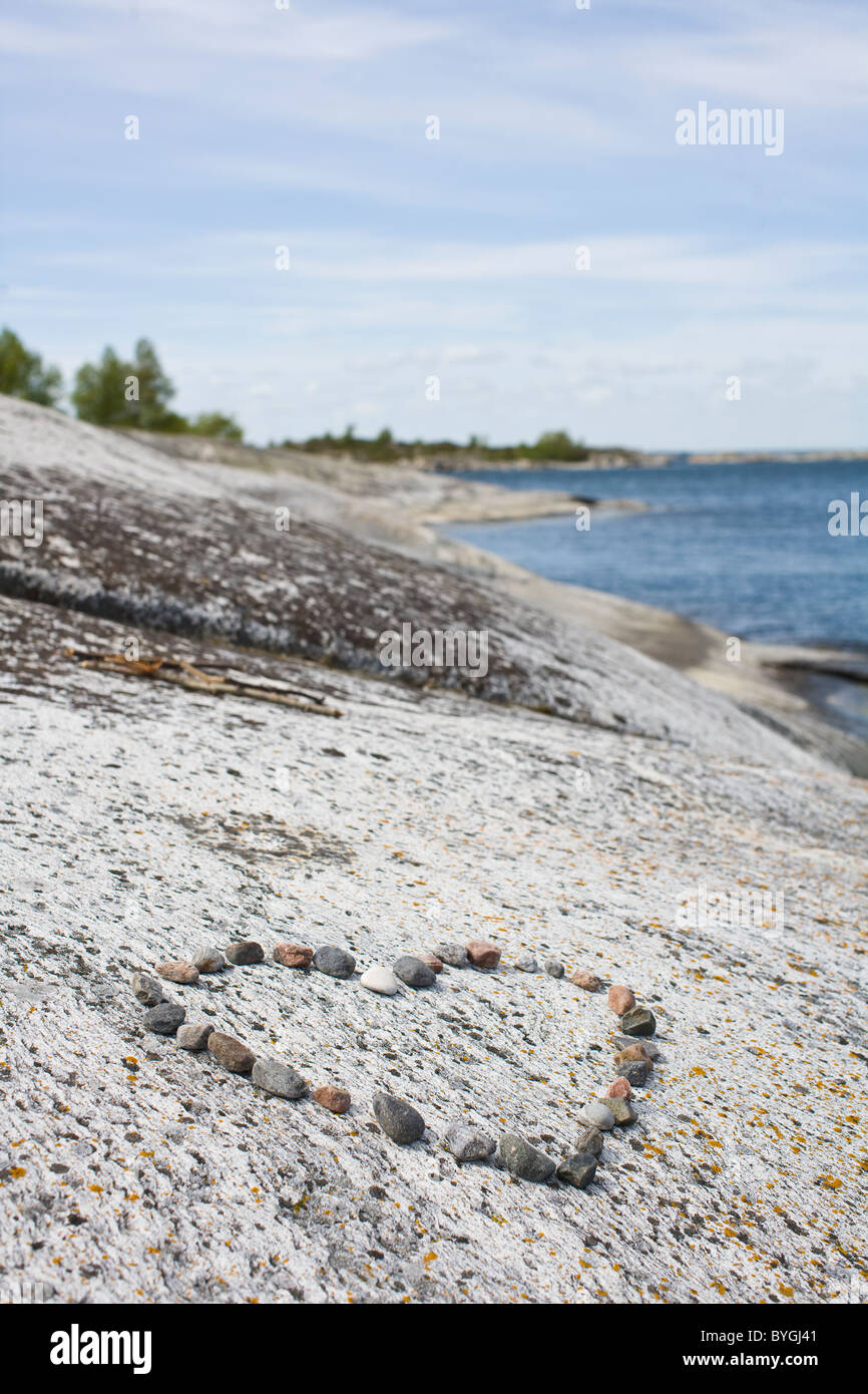 Kieselsteine in Form von Herzen am Strand Stockfoto