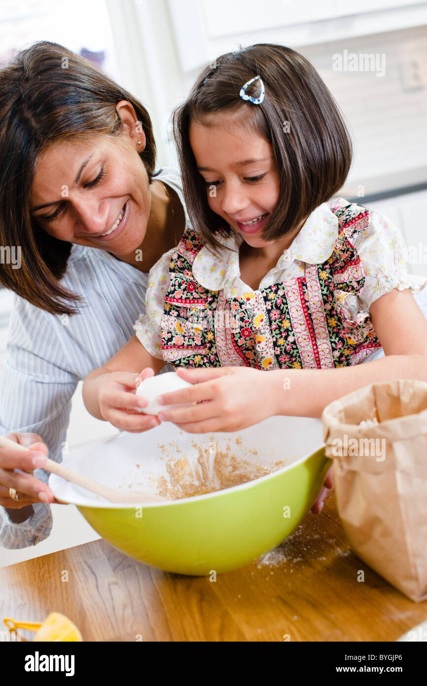 Mutter mit Tochter in Küche Backen Stockfoto