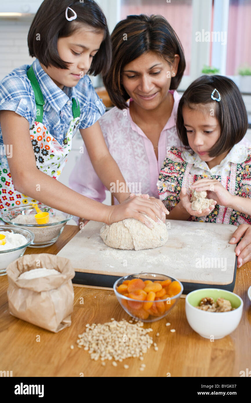 Mutter Backen mit Mädchen in Küche Stockfoto