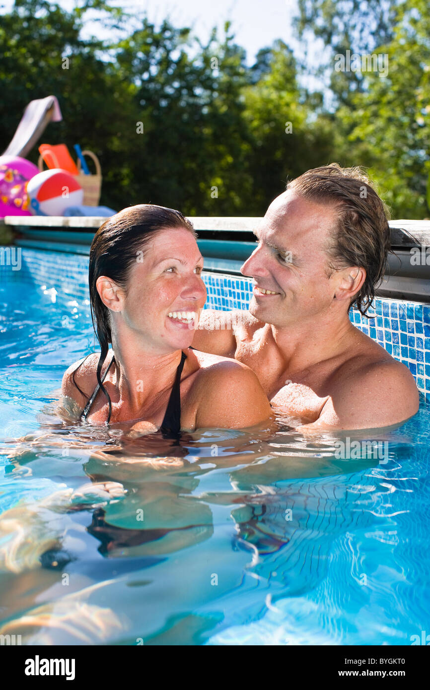 Porträt des Paares im Schwimmbad Stockfoto