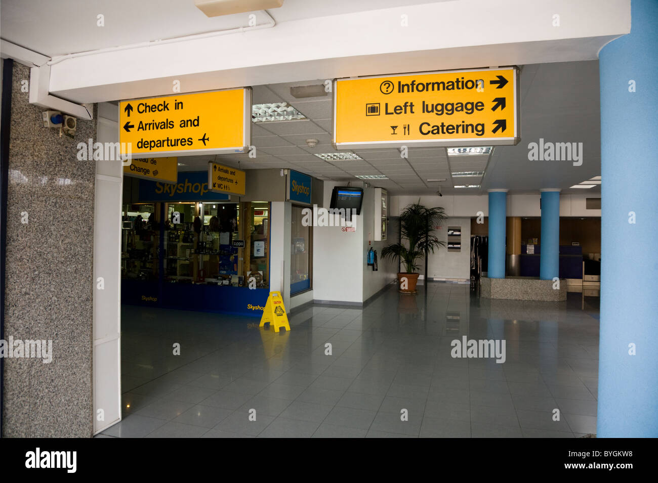 Halle / Hall / Abflug / Ankunft Passagierterminal am Flughafen von Gibraltar für Rock of Gibraltar. Stockfoto