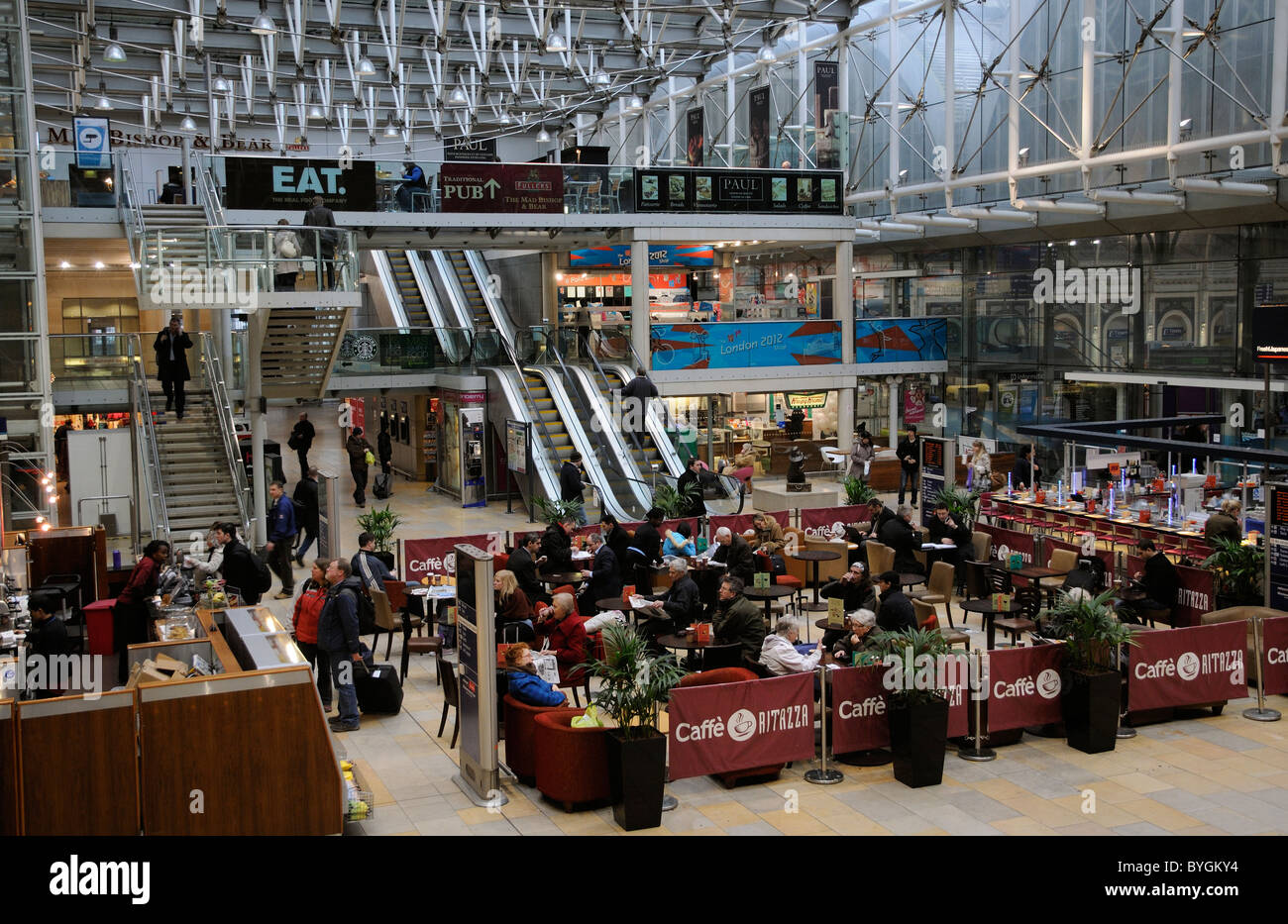 Essen trinken & Einkaufsviertel an der Hauptstrecke Bahnhof Paddington London England UK Stockfoto