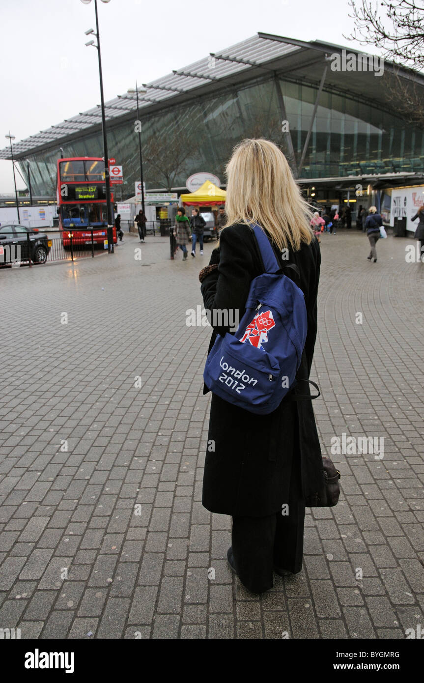 Besucher nach London kommen, London 2012 Olympische Rucksack am Busbahnhof Stratford in East London England UK Stockfoto