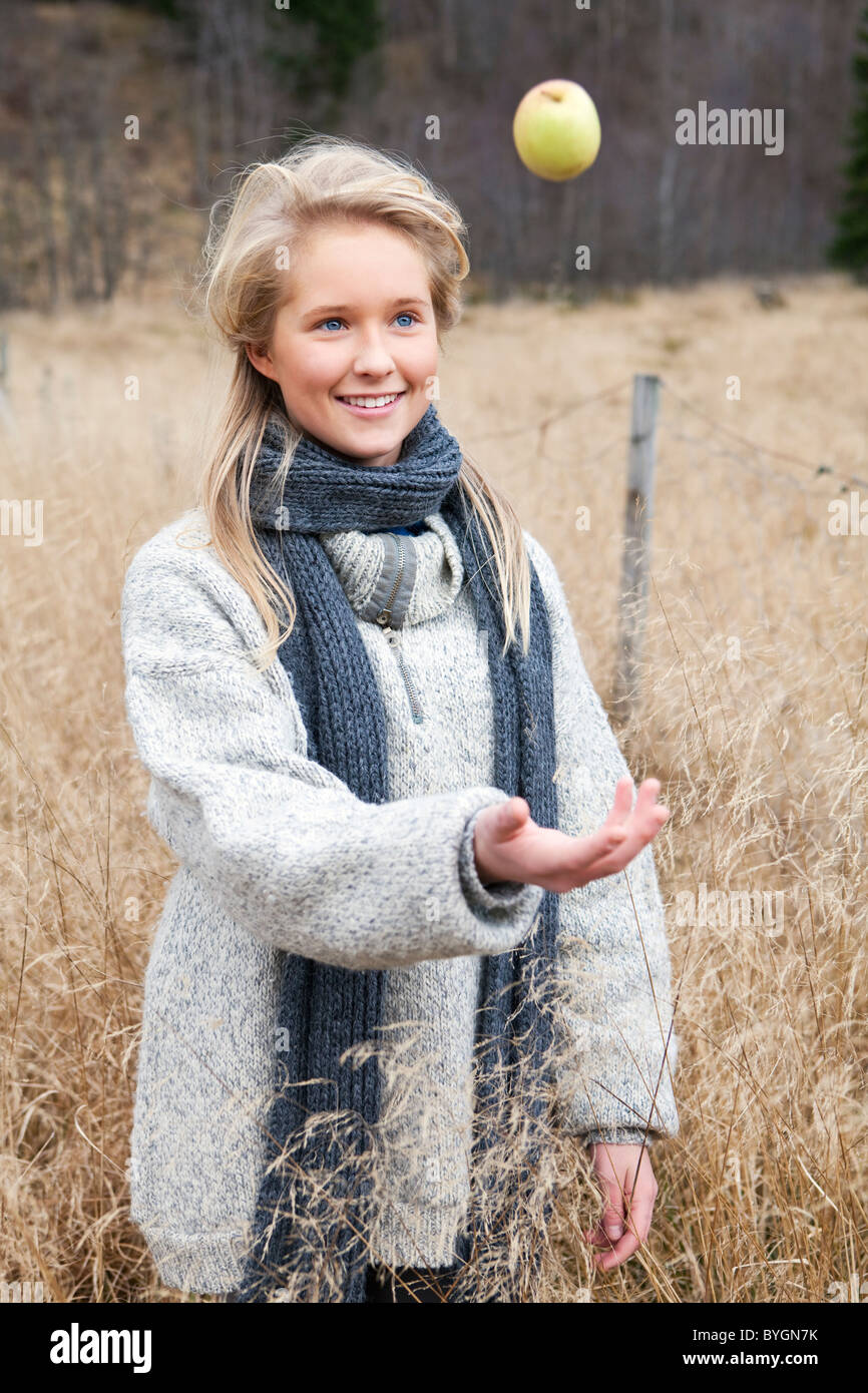 Porträt von Teenager-Mädchen trägt Schal im Feld Stockfotografie - Alamy