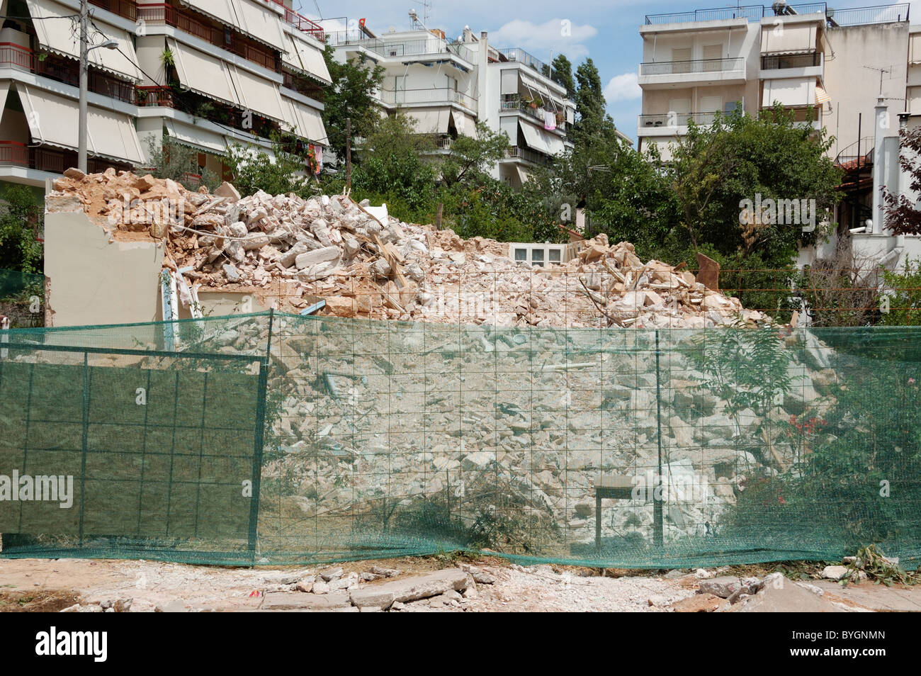 Schutthaufen aus einem abgerissenen Gebäude und Trümmer Netting. Stockfoto