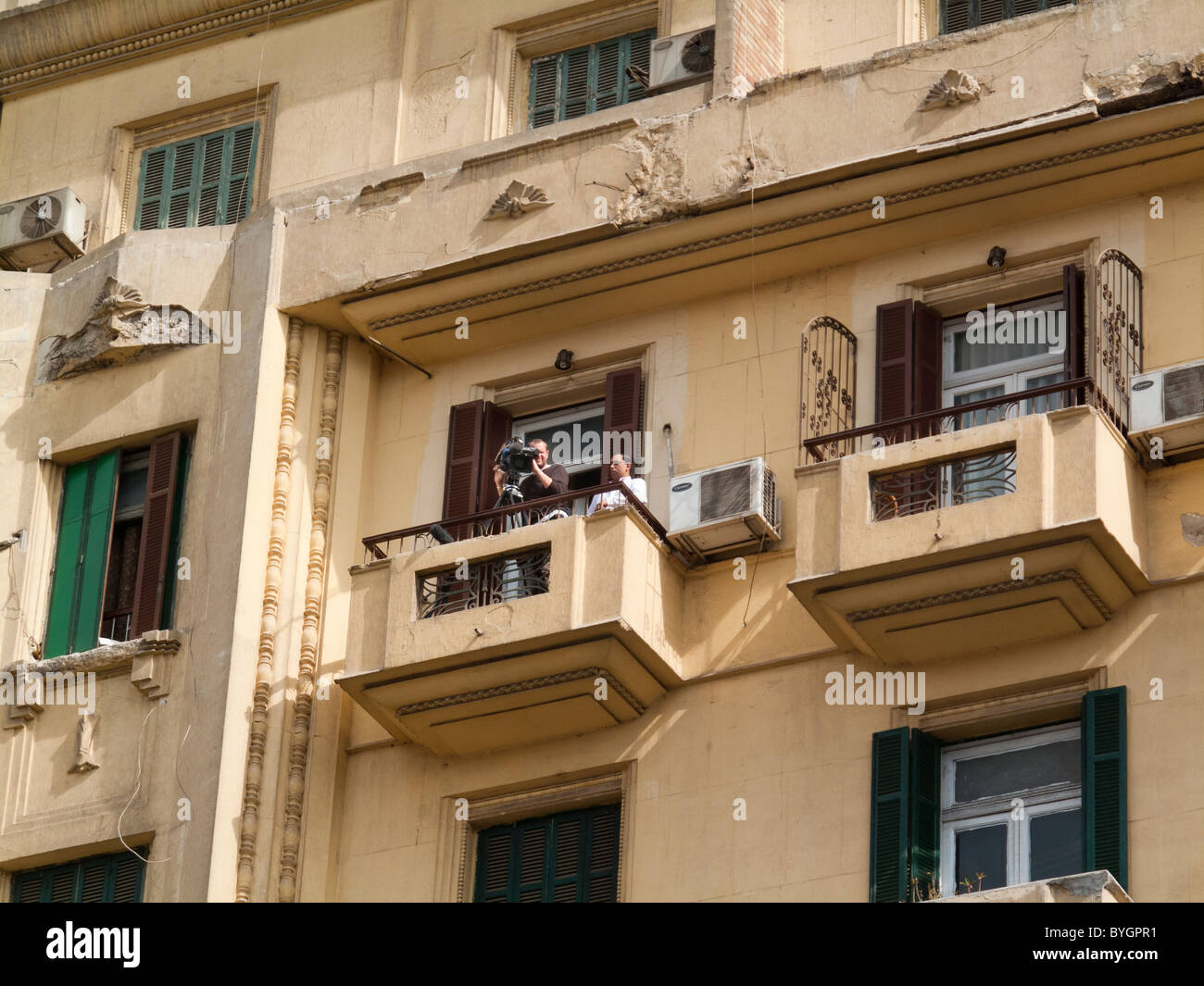 TV-Kameramann filmt vom Balkon die Demonstranten auf dem Tahrir Platz, Kairo, Ägypten Stockfoto