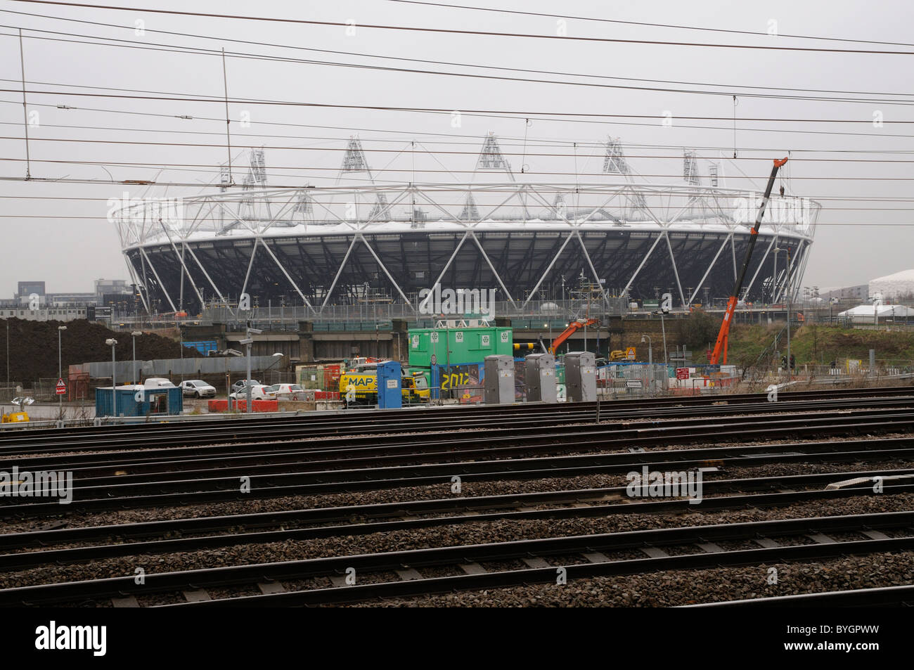 Die 80.000 Sitzer-Stadion in der London 2012 Olympische Park Stratford Ost-London England kurz vor der Fertigstellung im Februar 2012 Stockfoto