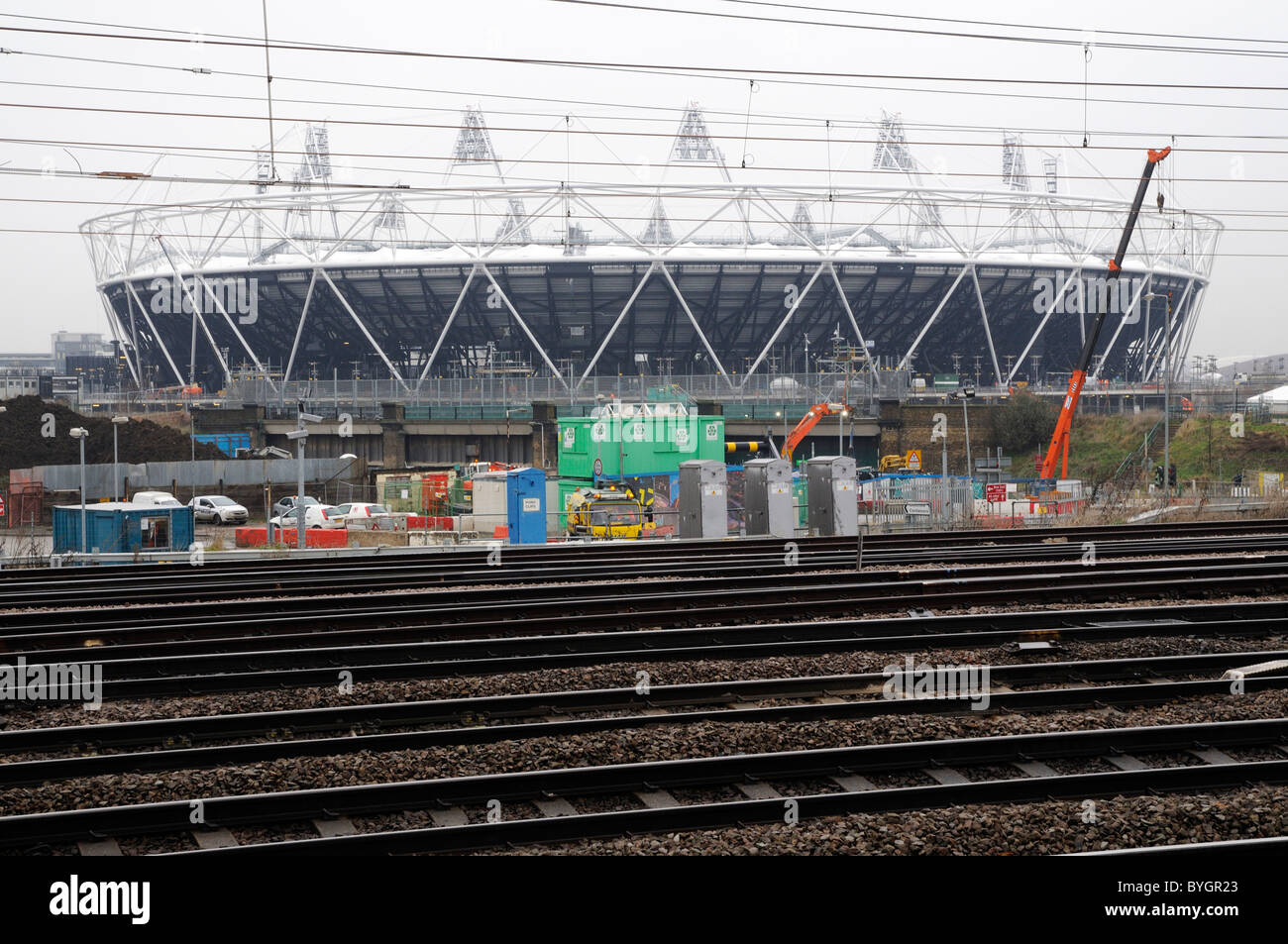 Die 80.000 Sitzer-Stadion in der London 2012 Olympische Park Stratford Ost-London England kurz vor der Fertigstellung im Februar 2012 Stockfoto