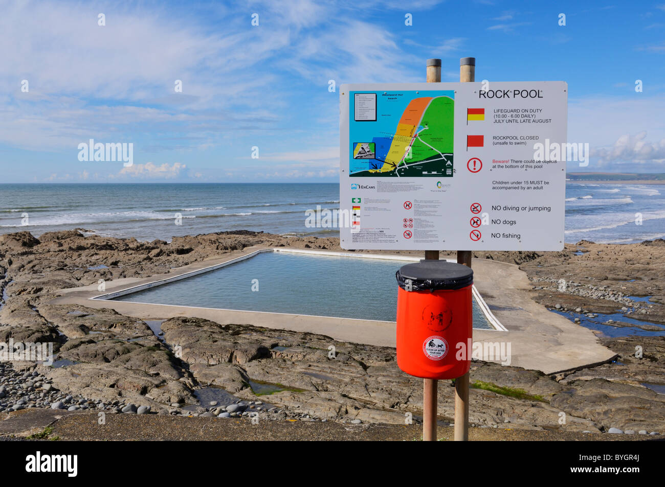 Der 'Rock Pool' Meerwasser-Swimmingpool in den Felsen bei Westward Ho!, Devon, England gebaut. Stockfoto
