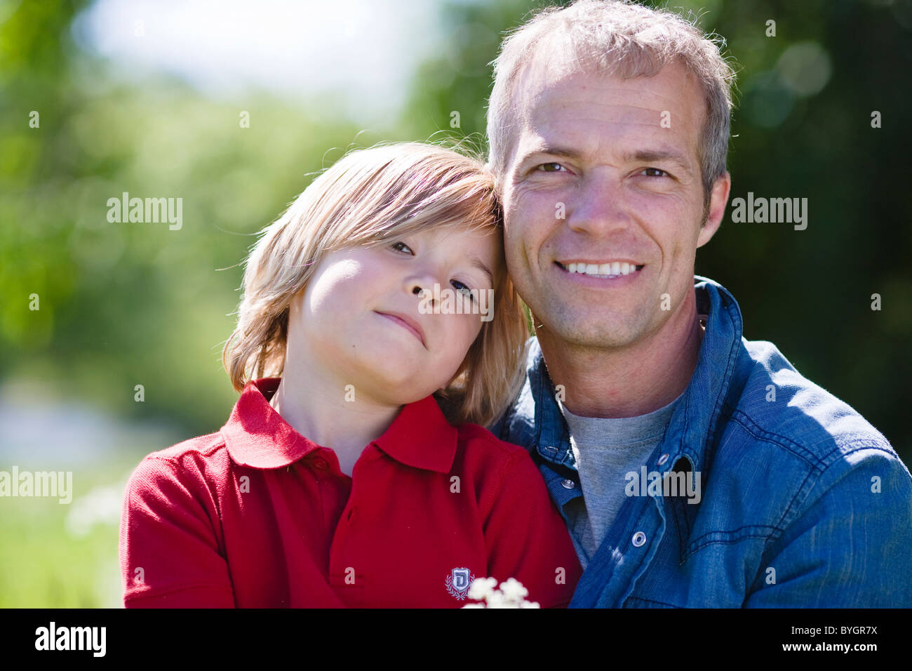 Vater und Sohn Porträt in hellem Sonnenlicht Stockfoto