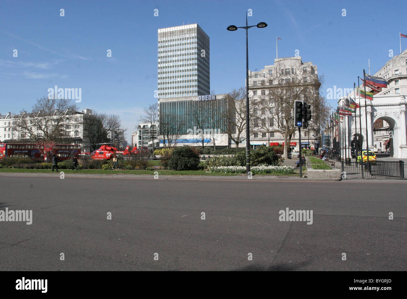 Ein natives Flugrettung hebt ab am Marble Arch nach einem Zwischenfall im zentralen London London, England - 16.03.07 Stockfoto