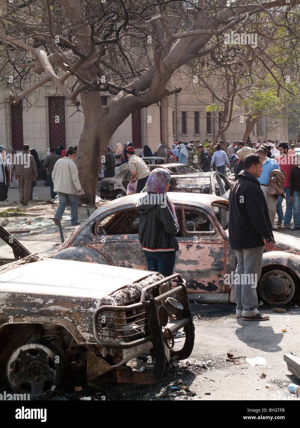ausgebrannte Autos auf dem Tahrir Platz, Kairo, Ägypten, folgenden Demonstrationen gegen die Regierung Stockfoto