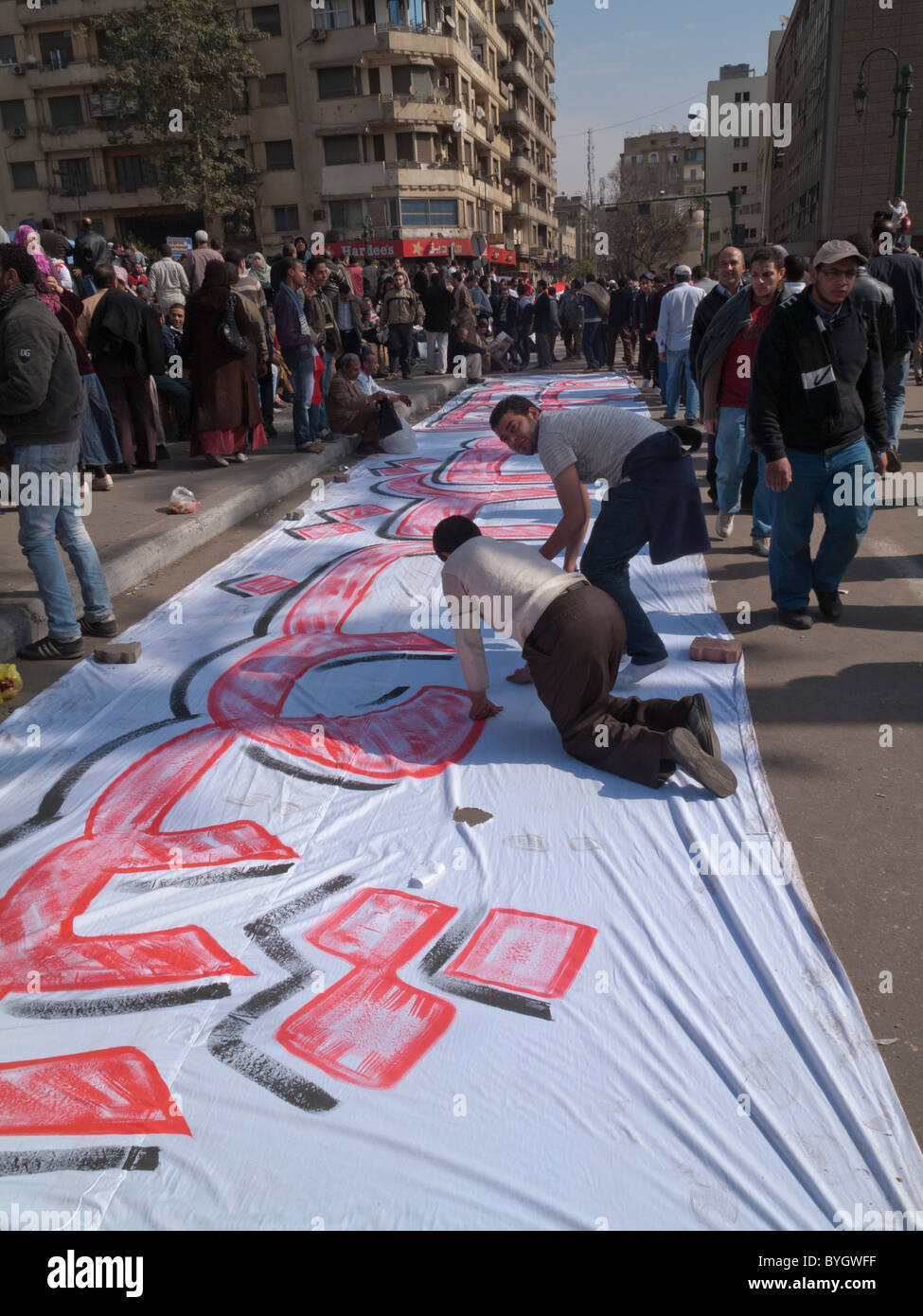 Demonstranten Malerei Arabisch anti-Regierung Zeichen in dem Tahrir Platz, Kairo, Ägypten Stockfoto