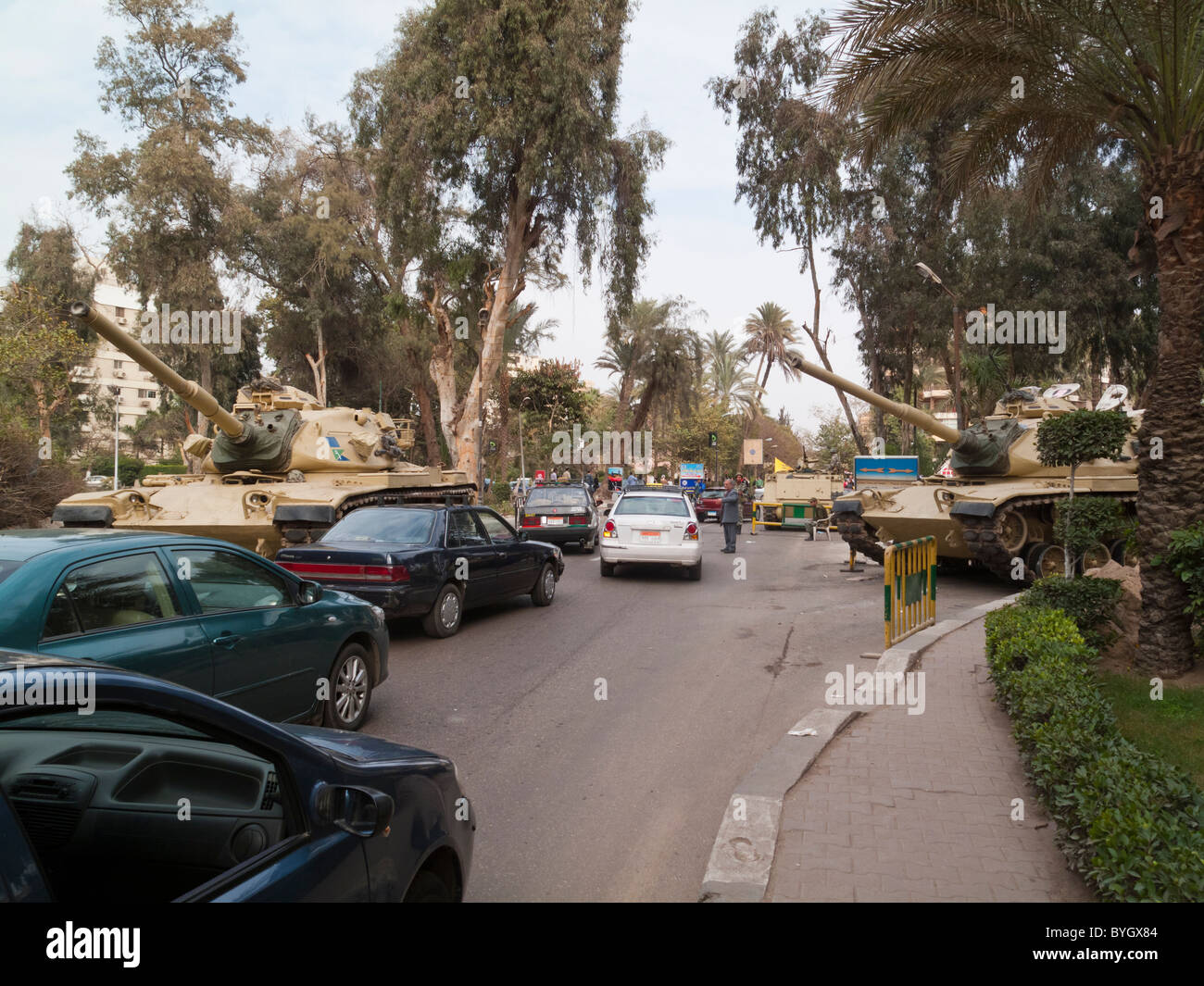 Armee Panzer bilden Straßensperre bei Einfahrt in Maadi, Vorort Cairo, Ägypten Stockfoto