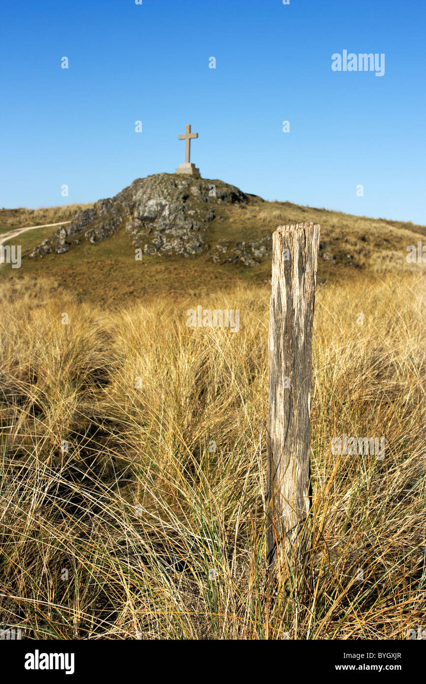 Ein Kreuz gewidmet St Dwynwen auf einem Hügel am Llanddwyn Island, Anglesey, Nordwales Stockfoto