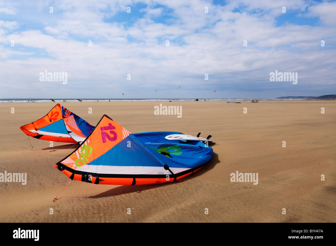 Der Kite ein kiteboard am Strand von Westward Ho!, Devon, England. Stockfoto