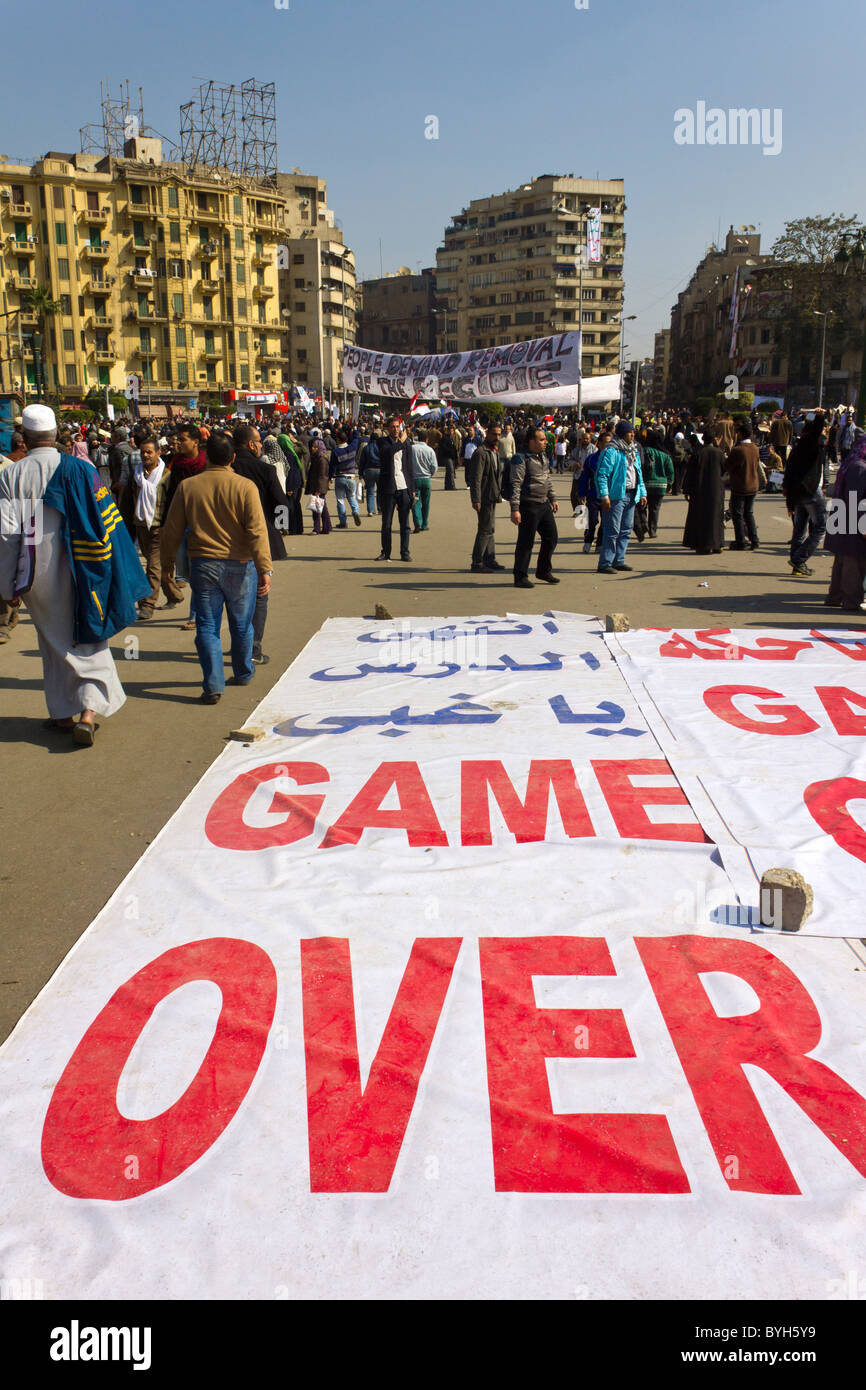 Anmelden am Tahrir-Platz in Kairo mit Game Over, im Hintergrund ein weiteres Zeichen, Menschen fordern Beseitigung des Regimes Stockfoto