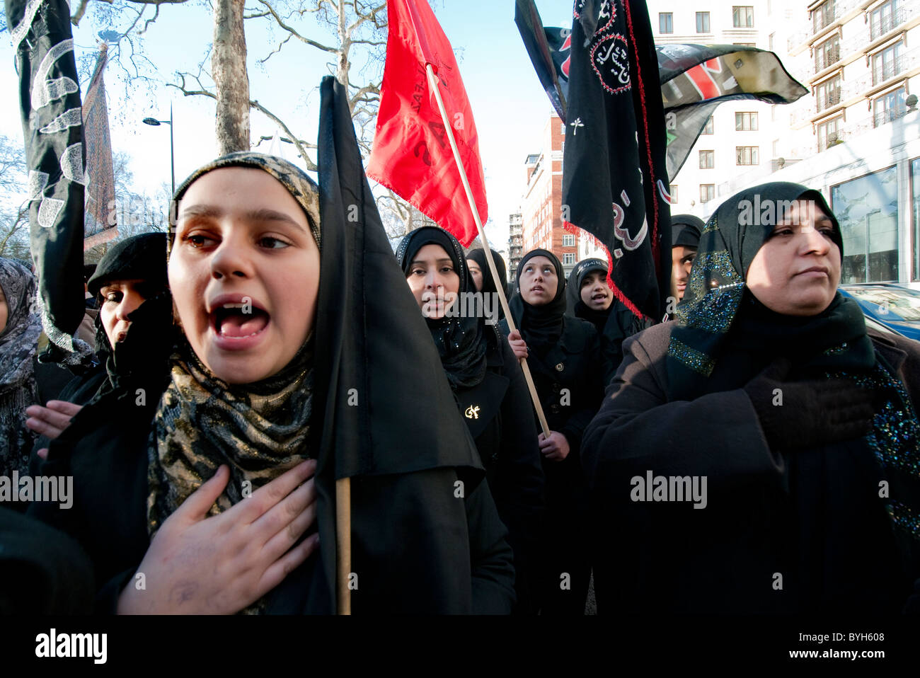 Hub-e-Ali Arbaeen (Chelum) Prozession von Shia Moslems Kennzeichnung Martyrium von Hussain Enkel von Muhammad in Park Lane in London Stockfoto