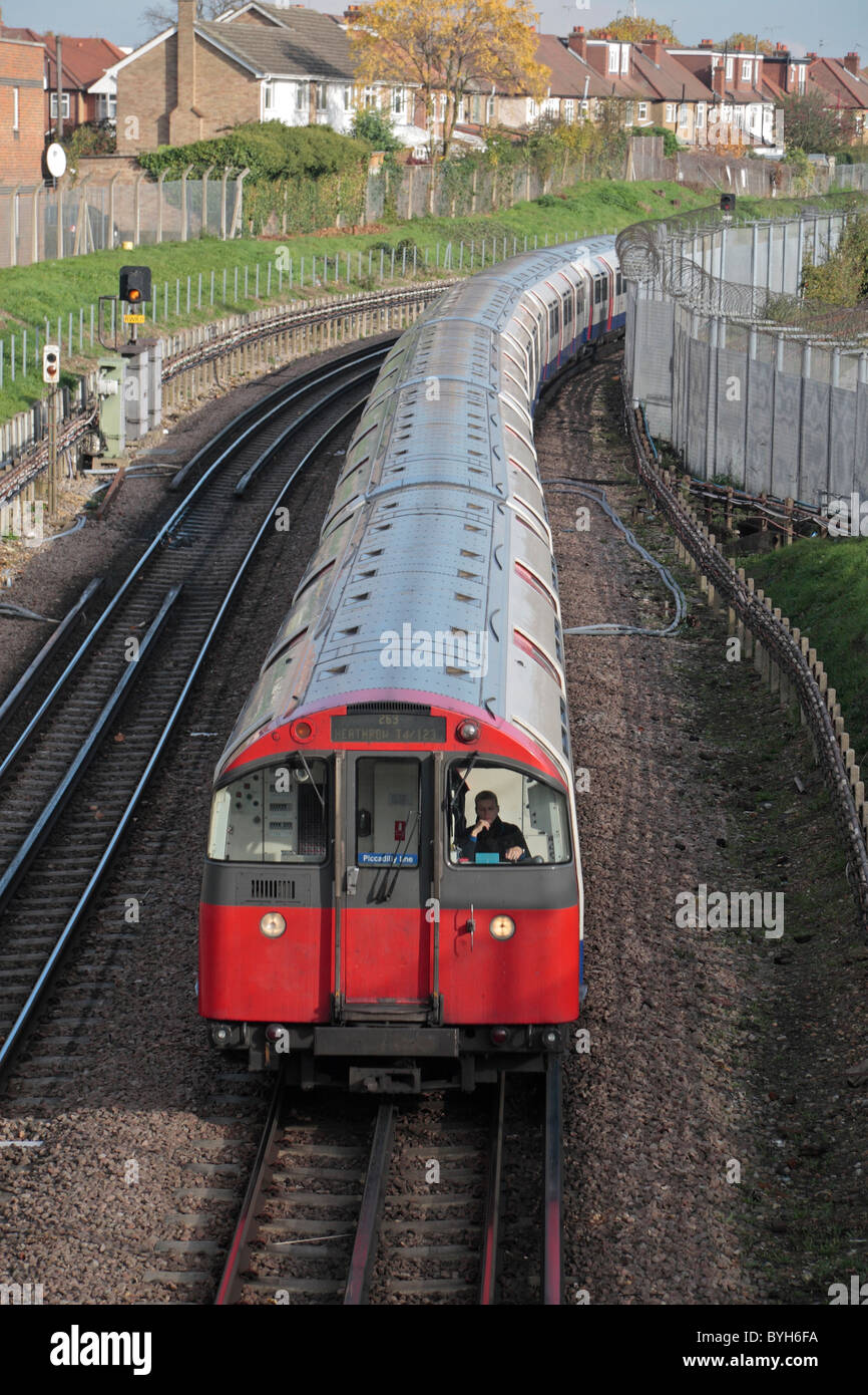 Eine Londoner U-Bahn u-Bahn auf der Piccadilly Linie in Richtung Flughafen Heathrow in West London. Stockfoto