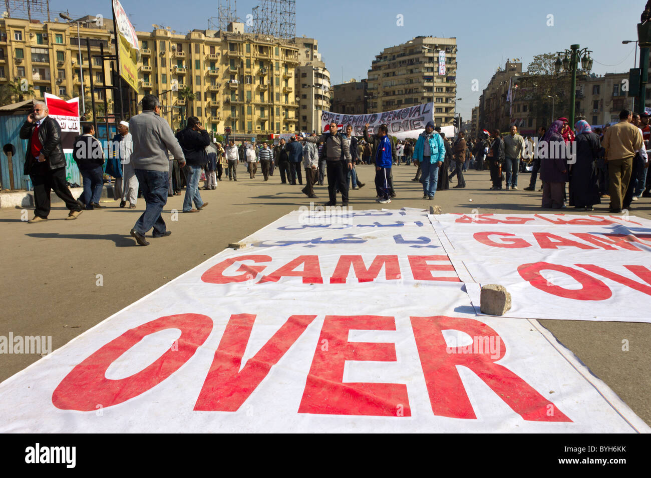 Anmelden am Tahrir-Platz in Kairo mit Game Over, im Hintergrund ein weiteres Zeichen, Menschen fordern Beseitigung des Regimes Stockfoto