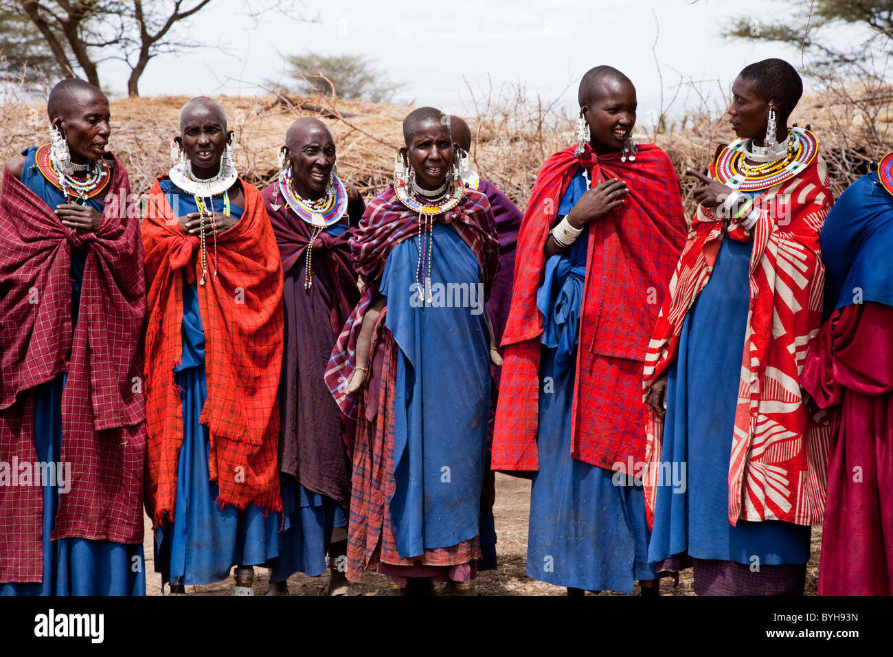 Gruppe der Massai-Frauen in einem Massai-Dorf in der Nähe von Ngorongoro Crater, Nordost-Tansania, Afrika Stockfoto