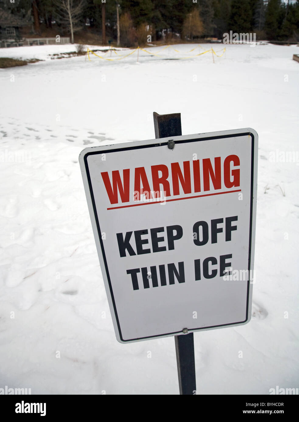 Ein Schild Warnung vor dünnem Eis Stockfoto