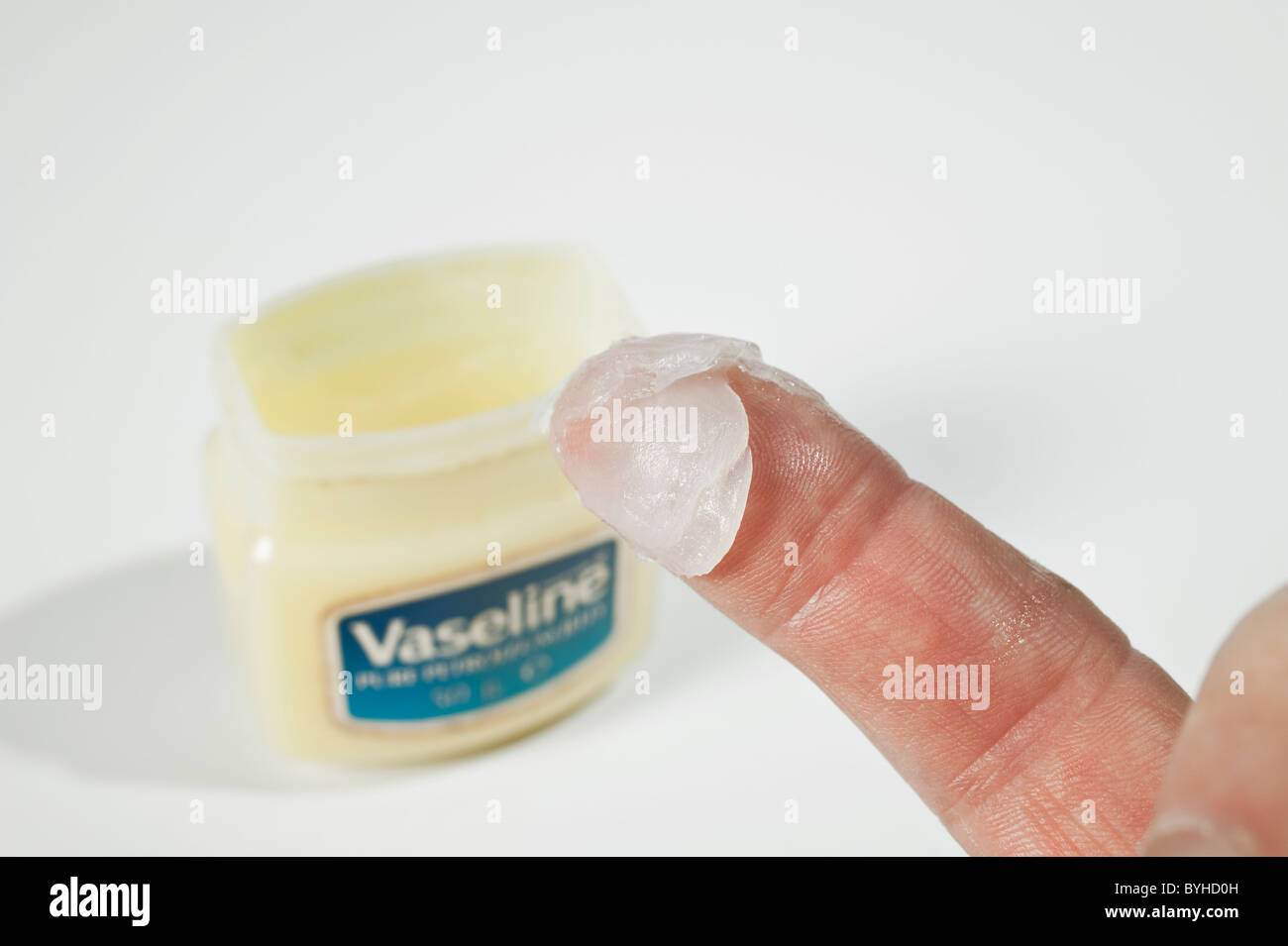 Ein Klecks Vaseline Vaseline Salbe auf ein Mann Finger für viele kosmetische und medizinische Zwecke verwendet Stockfoto