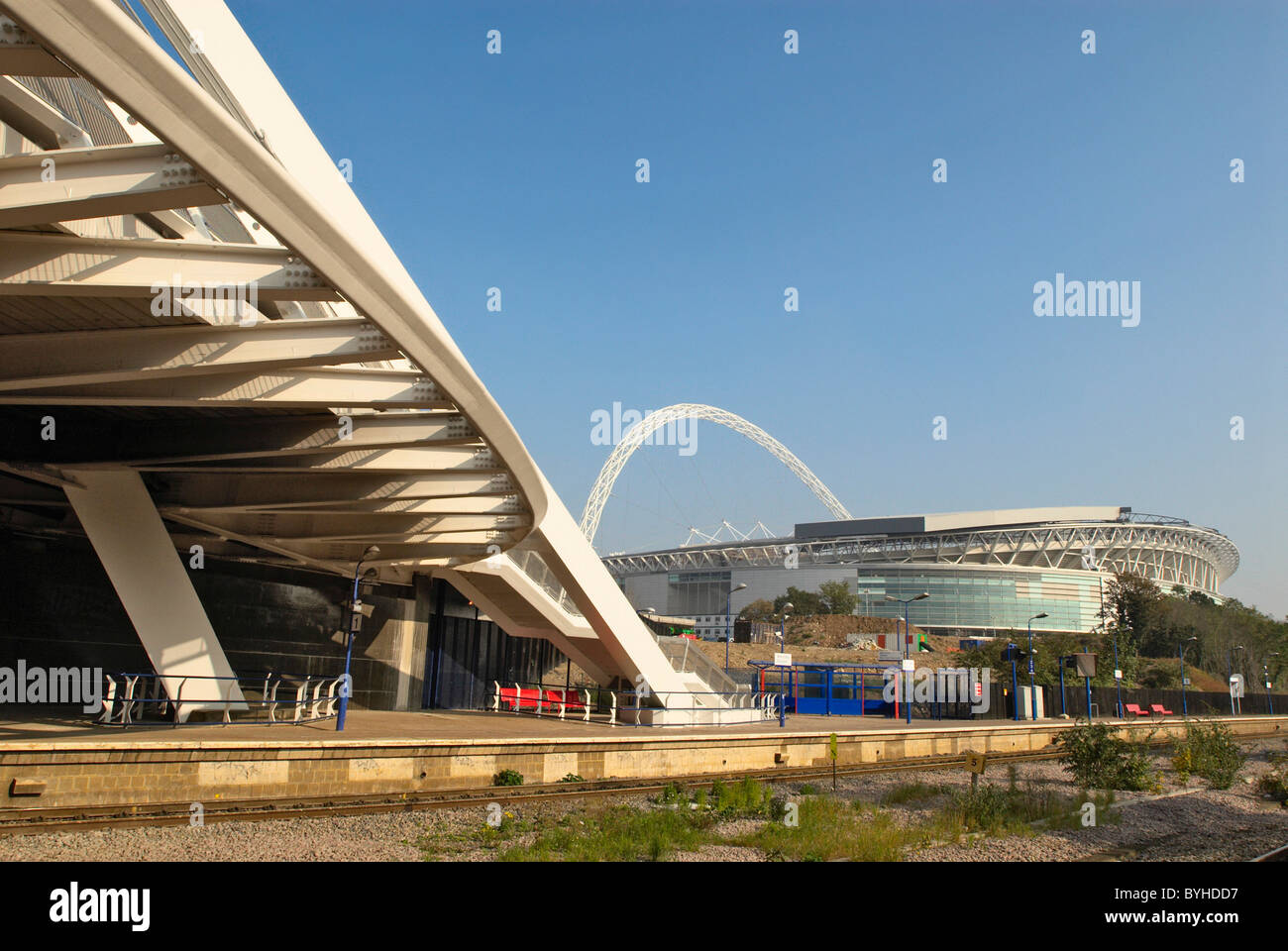 Plattform im neuen Wembley-Stadion zum Bahnhof London UK Stockfoto