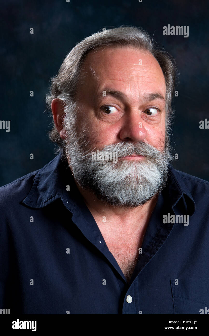 Man sieht aus dem Augenwinkel, als ob er eine Frage des Misstrauens hat. Stockfoto