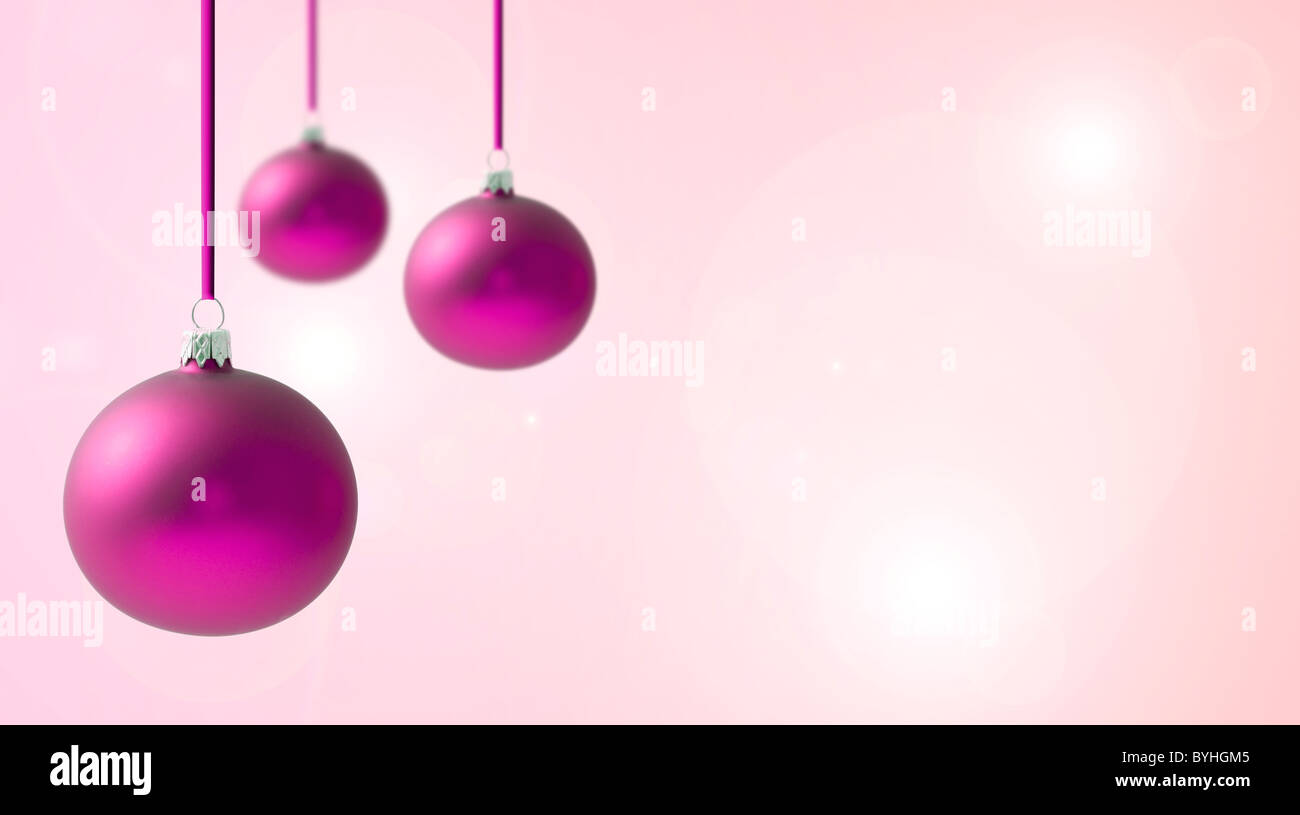 Weihnachten-Kristallkugeln hängen auf Bändern, über rosa Weihnachten Hintergrund Stockfoto