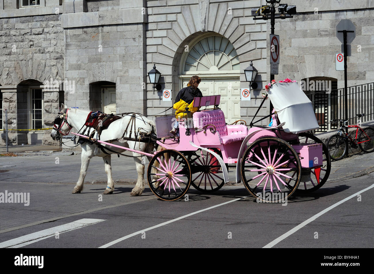 Pferdekutsche Kutsche In Vieux Montreal alten Hafen für Touristen Stockfoto