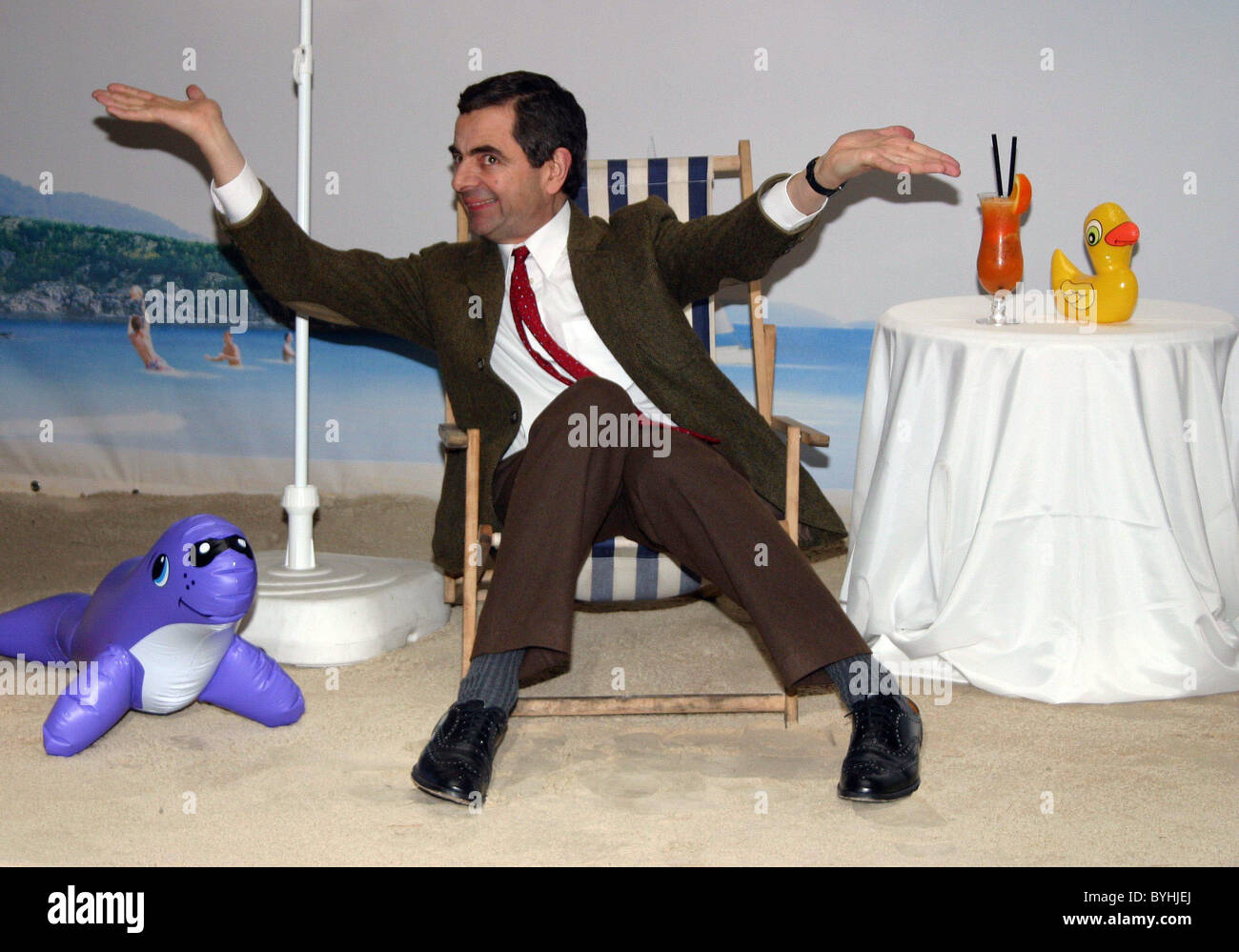 Rowan Atkinson Alias Mr. Bean bei einem Fototermin für seinen Film "Mr. Bean  Macht Ferien" ("Mr. Bean macht Ferien") im Adlon Hotel Stockfotografie -  Alamy
