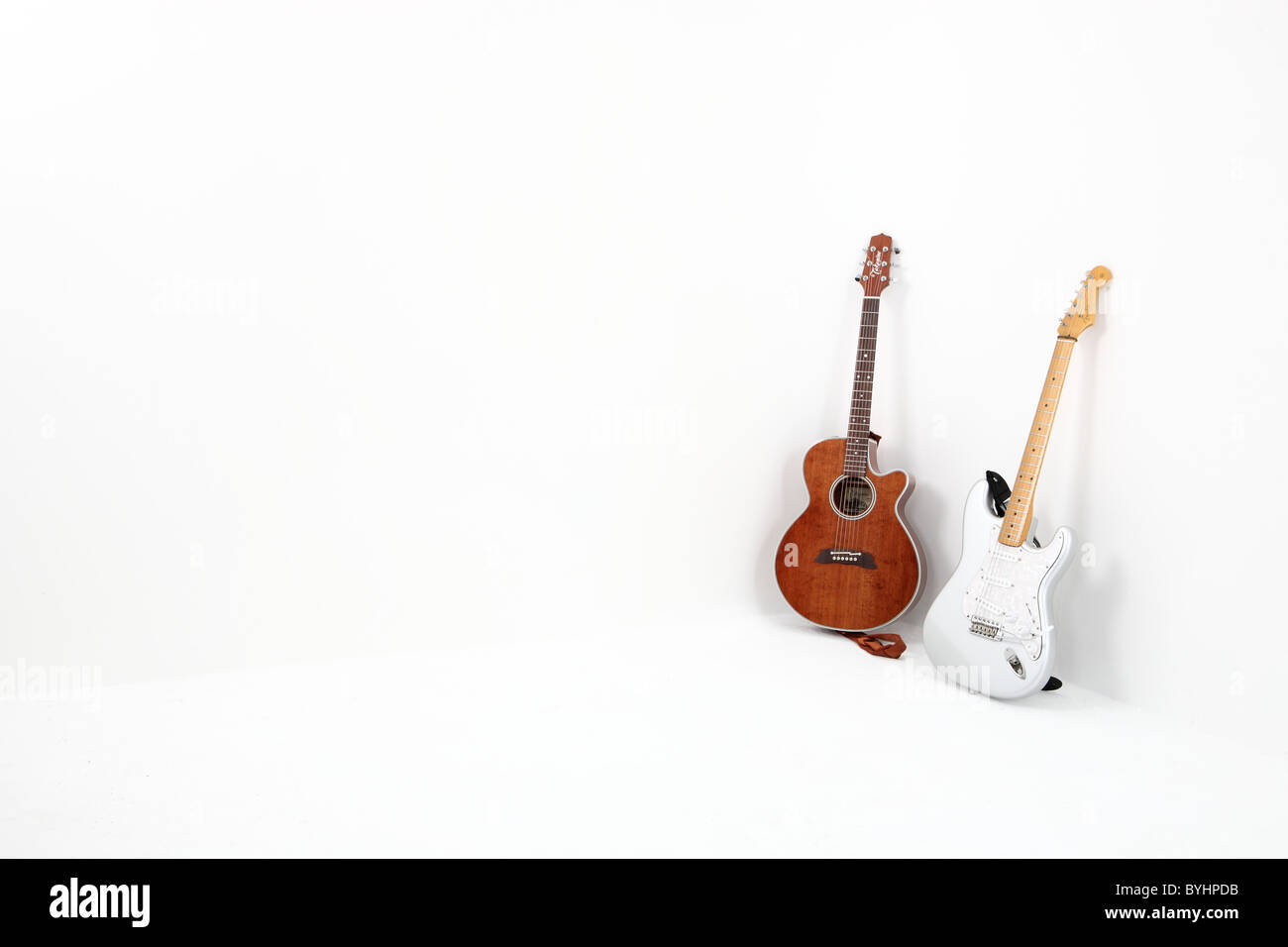 Zwei Gitarren in der Ecke einen weißen Raum Stockfoto