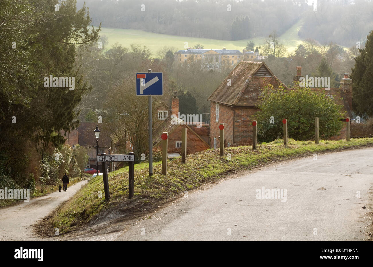 ein Blick vom Church Lane über die Dächer, Häuser und Wohnungen von West Wycombe Dorf Buckinghamshire UK Stockfoto