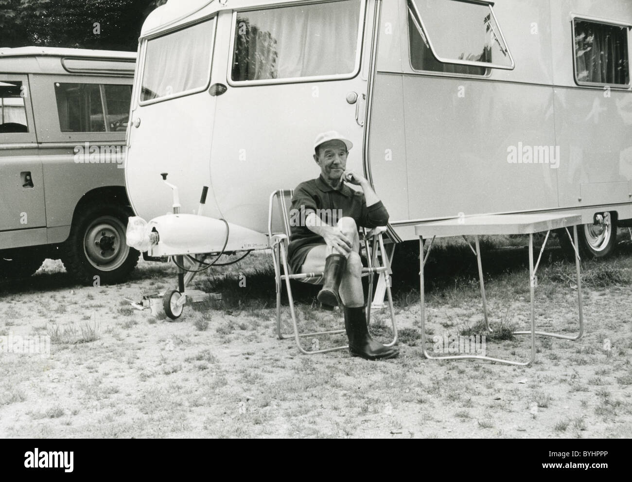 STAN LAUREL (1890-1965) englische Komödie Schauspieler, die mit Oliver Hardy, hier im Urlaub in Frankreich etwa 1960 arbeiteten Stockfoto