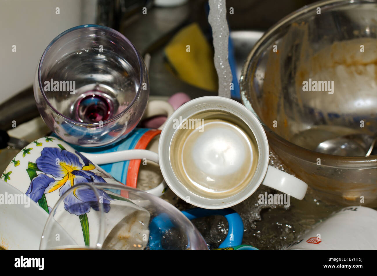 Spüle voller schmutziges Geschirr Stockfoto