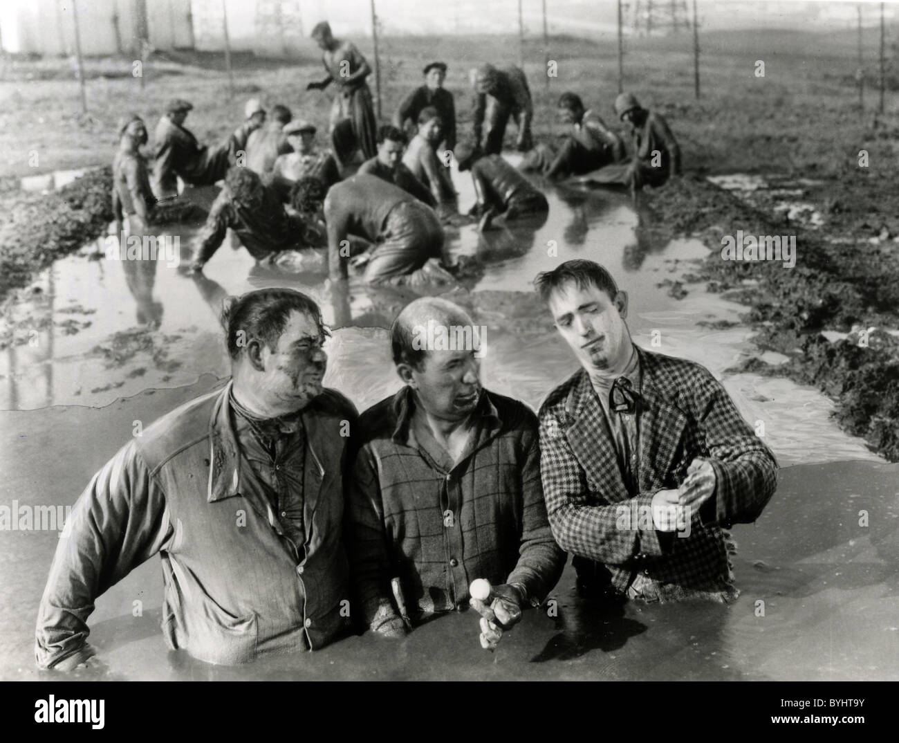 VERHEIRATETE MÄNNER NACH HAUSE GEHEN SOLLTEN? 1928-Hal Roach/MGM-Film mit Oliver Hardy auf der linken Seite und Stan Laurel auf der rechten Seite Stockfoto