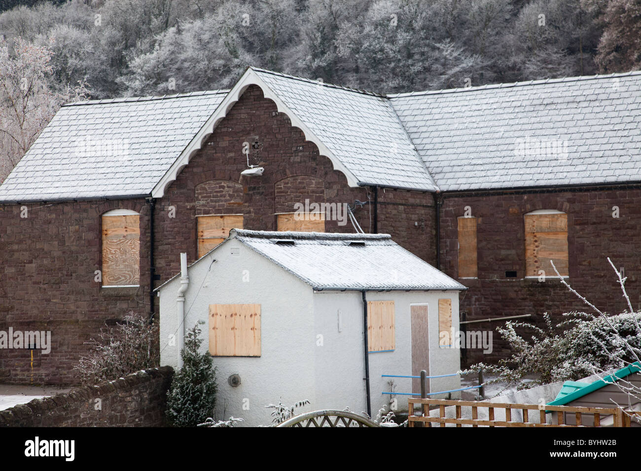 Geschlossene und bestiegen, Dorfschule im Winter Llanfoist Wales UK Stockfoto