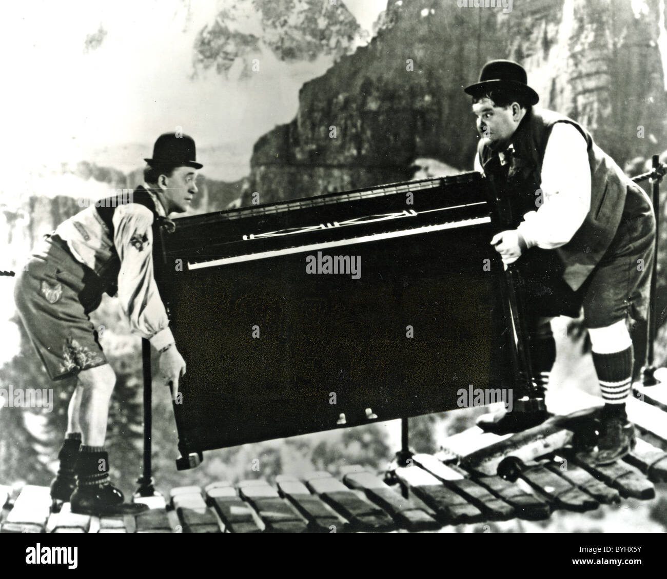 SWISS MISS 1938 Hal Roach/MGM Film mit Oliver Hardy und Stan Laurel auf der linken Seite Stockfoto