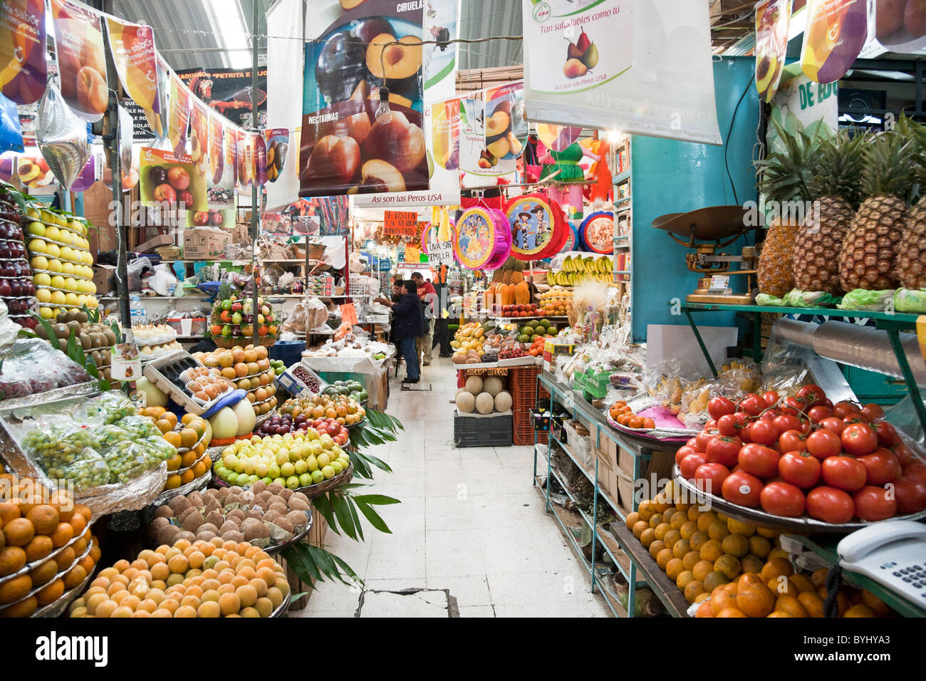 Fernen Leute Gang von Medellin Markt hoch gestapelt mit erstaunliche Vielzahl von verlockend arrangierten frischen Obst Roma-viertel Mexico City Stockfoto