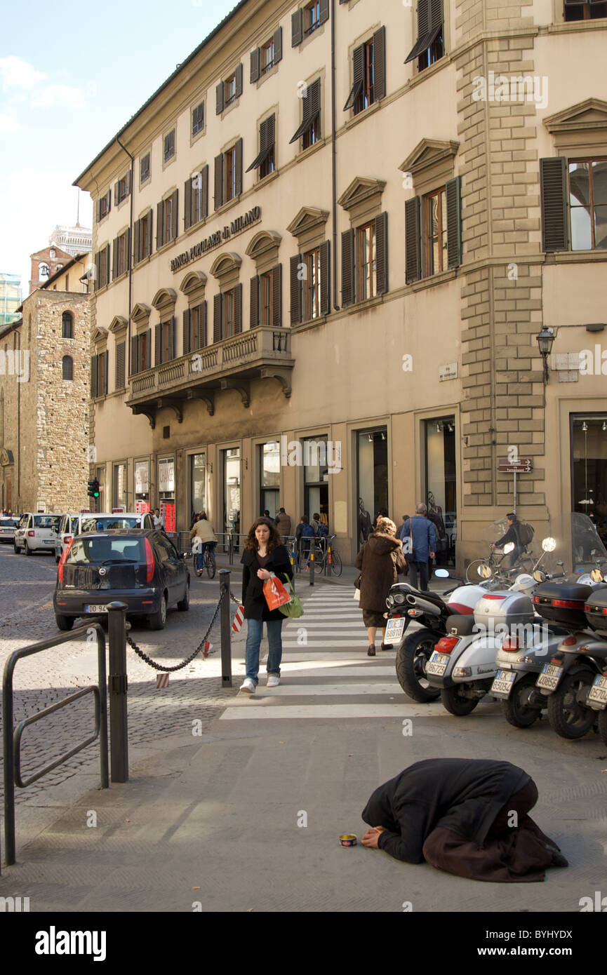 Ein Bettler in den Straßen von Florenz, Italien Stockfoto