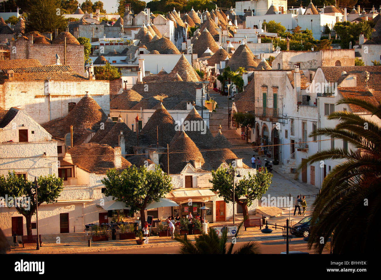 Trulli von Alberobello, Apulien, Italien beherbergt. Stockfoto