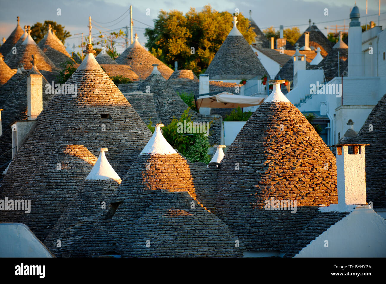 Trulli von Alberobello, Apulien, Italien beherbergt. Stockfoto