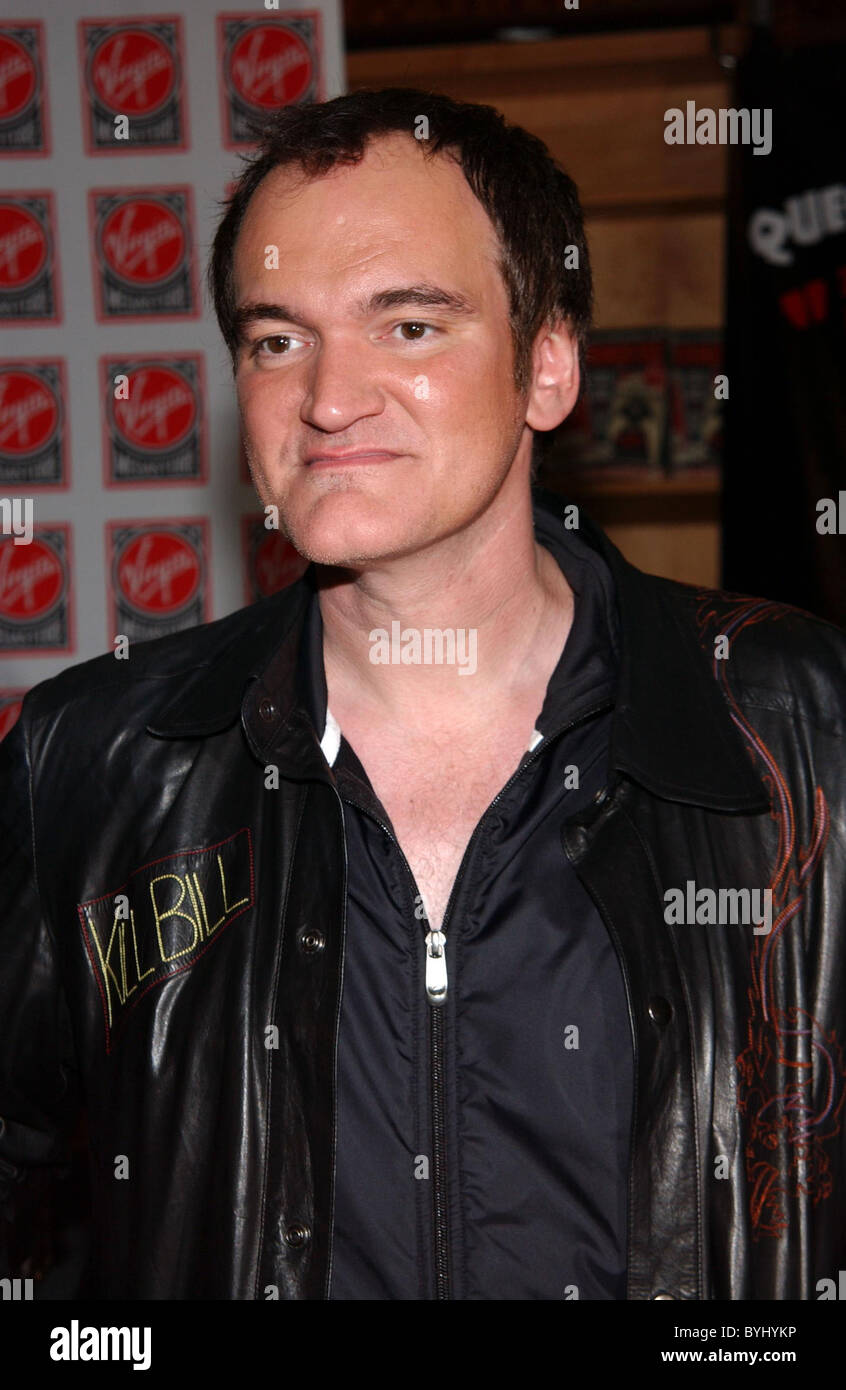 Quentin Tarantino unterschreibt für "Death Proof" anlässlich der Virgin Megastore Los Angeles, Kalifornien - Kopien der Soundtrack-CD Stockfoto