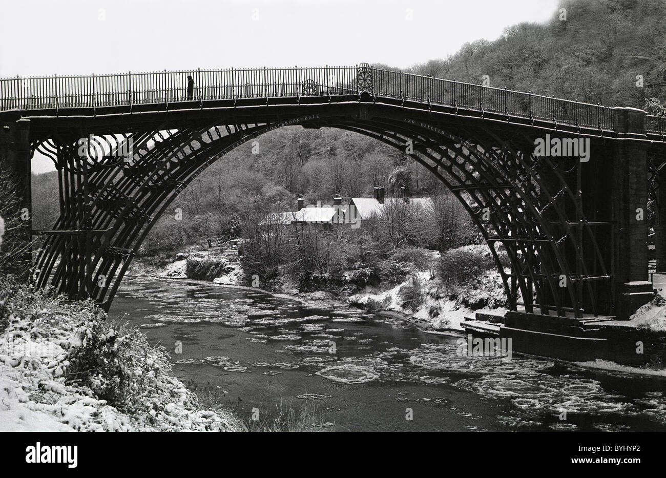 Das Eis fließt 1981 auf dem Fluss Severn bei Ironbridge. Bild von DAVID BAGNALL Stockfoto